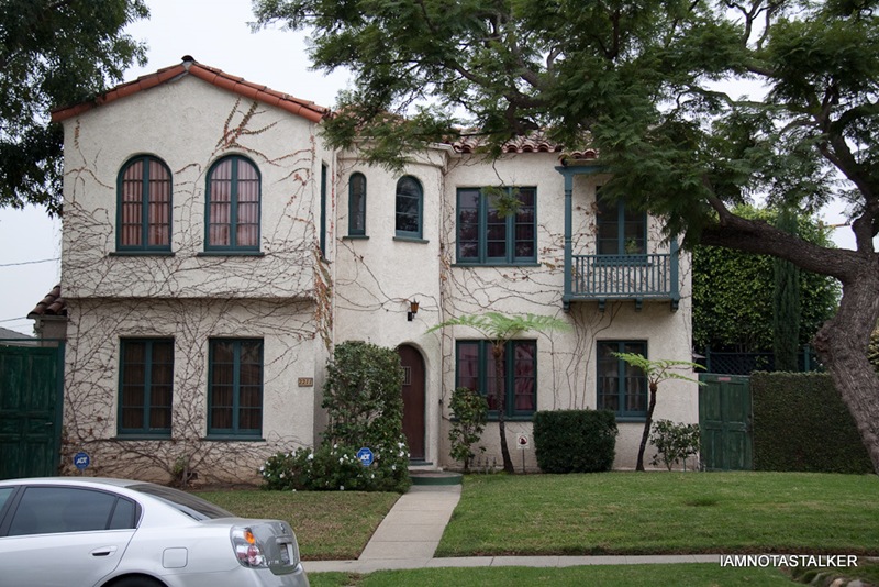 Modern-Family-Mitchell-and-Cameron-House-10
