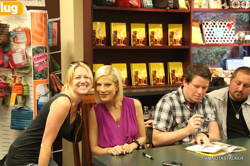 Tori-Spelling-Book-Signing-Vromans-Pasadena-73