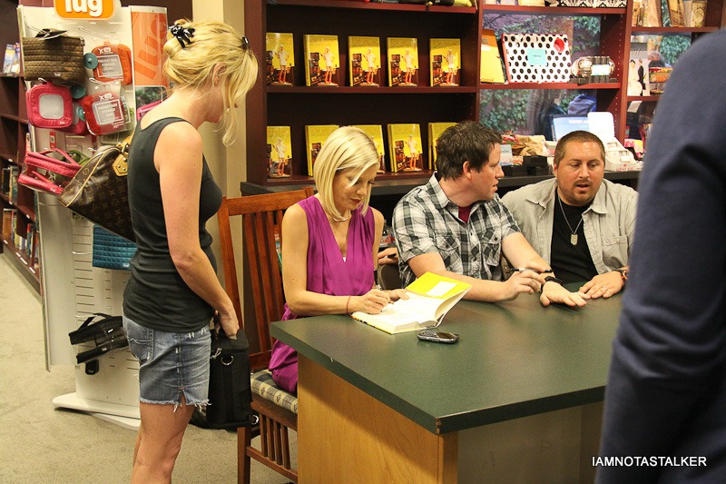 Tori-Spelling-Book-Signing-Vromans-Pasadena-77
