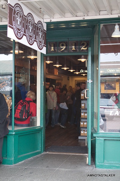 Pike-Place-First-Starbucks-33