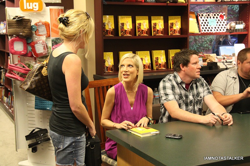 Tori-Spelling-Book-Signing-Vromans-Pasadena-79