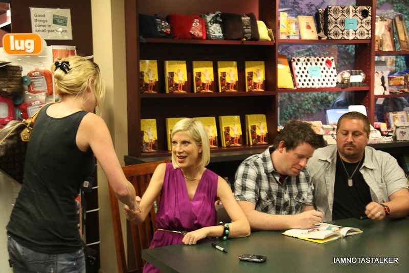Tori-Spelling-Book-Signing-Vromans-Pasadena-71