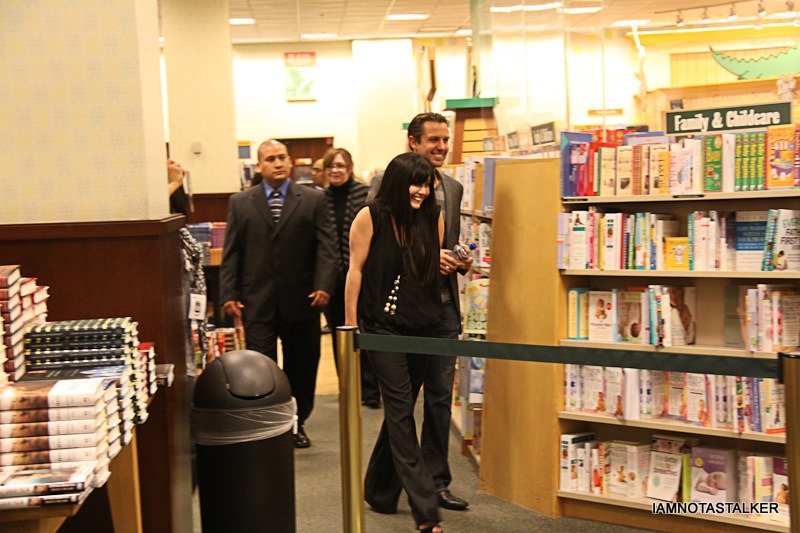 Shannen-Doherty-Book-Signing-(38-of-120)