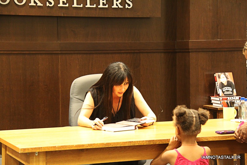 Shannen-Doherty-Book-Signing-(86-of-120)