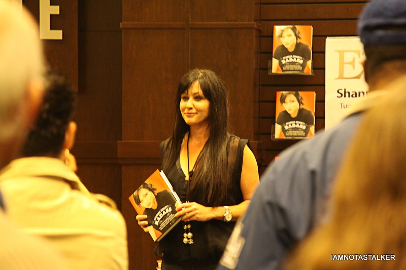 Shannen-Doherty-Book-Signing-(54-of-120)